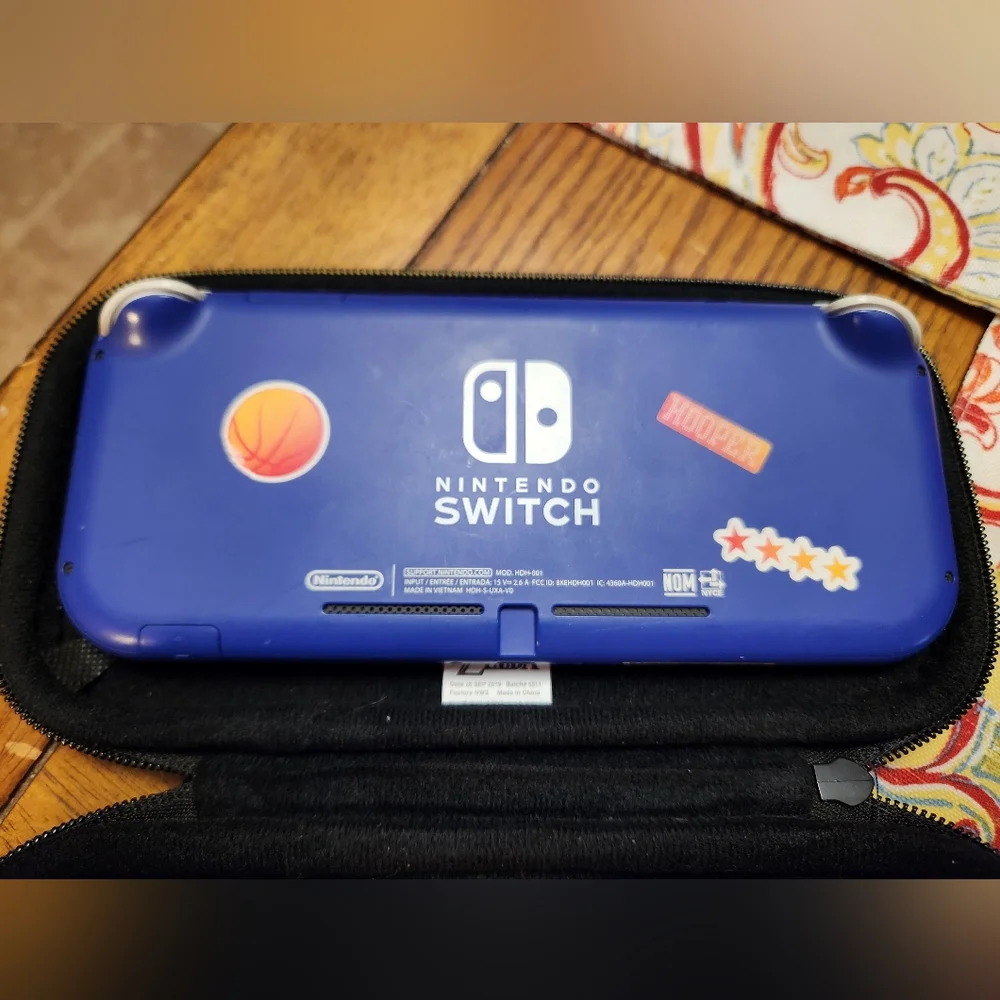Nintendo Switch Lite - Picture 2 of 5